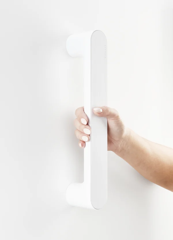 Wandbeugel Vitility 35/55 cm, frontaal: Pearl White design wandbeugel met hand voor stevige grip en ondersteuning.