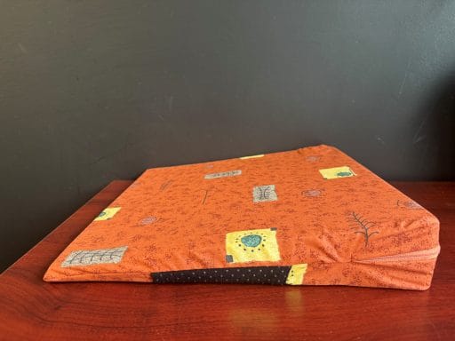 Wigkussen_Bordeaux_Zijkant_Thuiszorgwinkel.nl Wigkussen_Bordeaux_Zijkant_Thuiszorgwinkel.nl