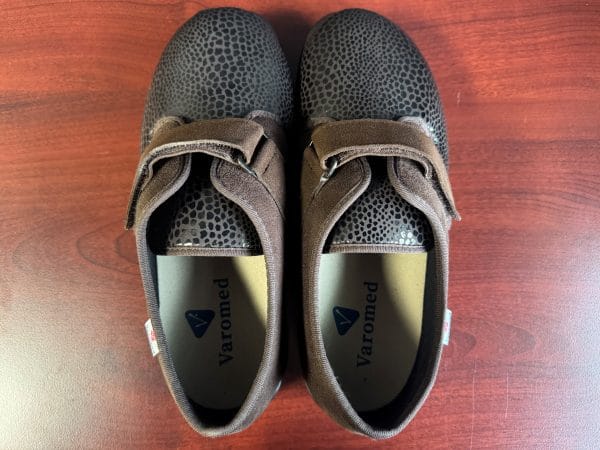 Verbandschoen Stretch Zürich Breedte L in bruin, bovenaanzicht; subtiele dierenprint, lichte klittenband, Varomed op zool.