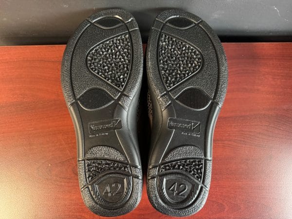 Tweedekans: Verbandschoen Stretch Zürich Breedte L, bovenaanzicht zolen; zwarte anti-slipzool met Varomed-logo en maat 42.