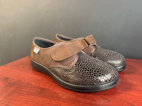 Tweedekans: Verbandschoen Stretch Zürich Breedte L, schuin; bruin suède, reptielneus, klittenband, zwarte antislipzool.