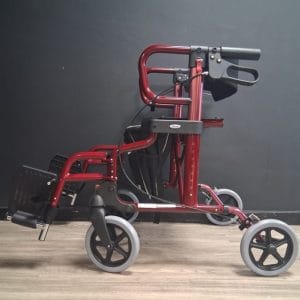 Zijaanzicht Tweedekans: Rollator en rolstoel in 1 Diamond de Luxe, opvouwbaar rood frame met grote grijze wielen, achtertas