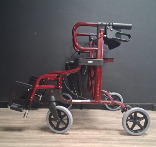 Zijaanzicht Tweedekans: Rollator en rolstoel in 1 Diamond de Luxe, opvouwbaar rood frame met grote grijze wielen, achtertas