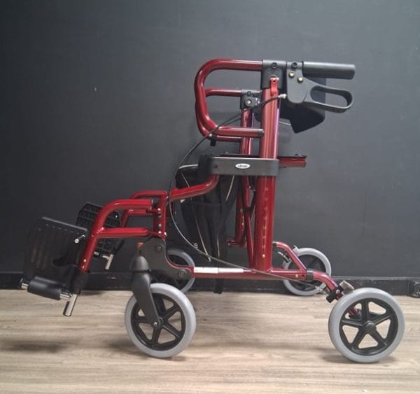 Zijaanzicht Tweedekans: Rollator en rolstoel in 1 Diamond de Luxe, opvouwbaar rood frame met grote grijze wielen, achtertas