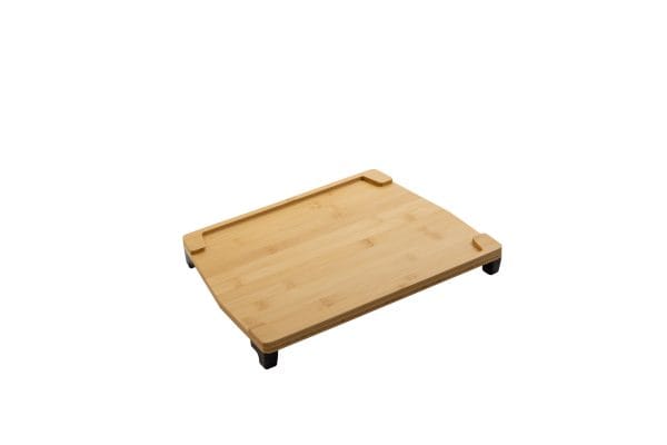 Dienblad voor rollator Rollz Air, bamboe met sapgeul en zwarte antislipvoetjes, schuin van boven gezien.