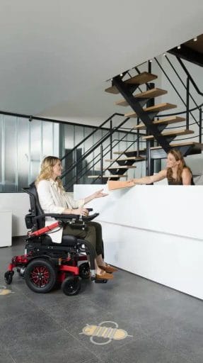 De Sigma is een rolstoel die geschikt is voor zowel binnen- als buitengebruik.