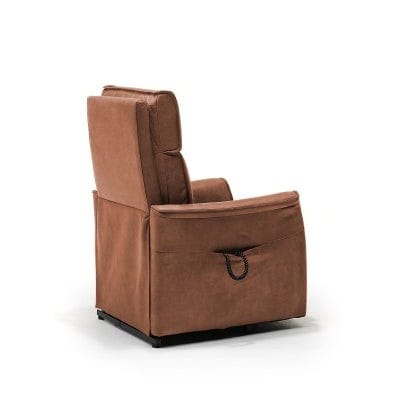 Sta-opstoel Zaragoza met 1 motor en verkrijgbaar in 3 kleuren. Dit is de cognac kleur. Bezien van de achterzijde.
