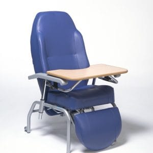 Blauw Normandie zorgstoel met gemonteerd houten werkblad op wit achtergrond