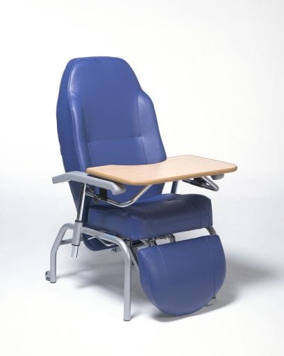 Werkblad Normandie voor Normandie stoel Blauw Normandie zorgstoel met gemonteerd houten werkblad op wit achtergrond