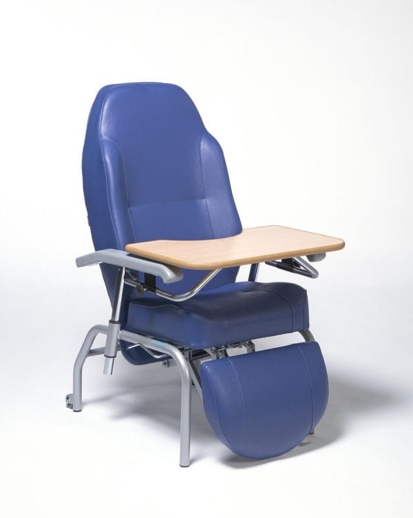 Blauw Normandie zorgstoel met gemonteerd houten werkblad op wit achtergrond