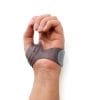 Hand met grijze Push Sports CMC duimbrace die het duimbasisgewricht stabiliseert