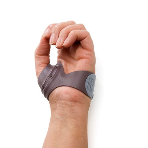 Hand met grijze Push Sports CMC duimbrace die het duimbasisgewricht stabiliseert