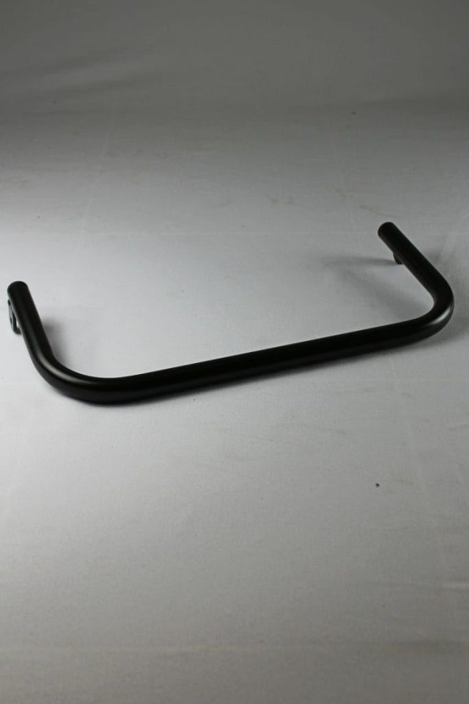 Zwarte opklapbare voetring voor trippelstoel Champ en Mondo tegen grijze achtergrond