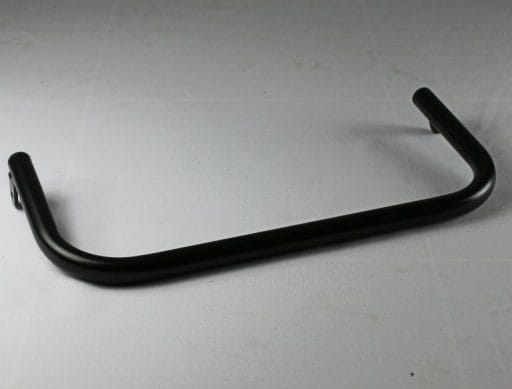 Voetring voor trippelstoel Champ & Mondo Zwarte opklapbare voetring voor trippelstoel Champ en Mondo tegen grijze achtergrond