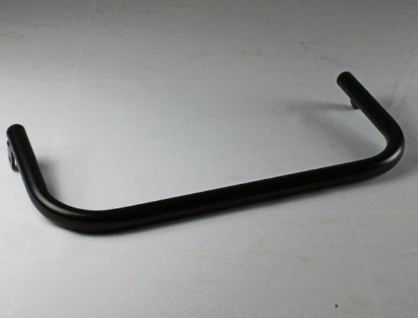 Zwarte opklapbare voetring voor trippelstoel Champ en Mondo tegen grijze achtergrond