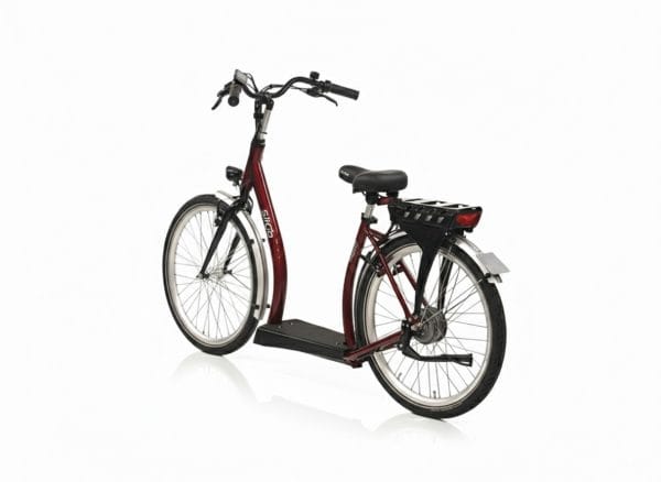 Loopfiets elektrisch Sitgo Classic tweewielige zitfiets in bordeauxrood met lage instap, zadel, brede treeplank en accu achterdrager, achteraanzicht.