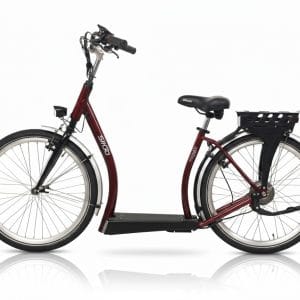 Loopfiets elektrisch Sitgo Classic tweewielige zitfiets in bordeauxrood met lage instap, zadel en brede treeplank voor ouderen en mindervaliden.