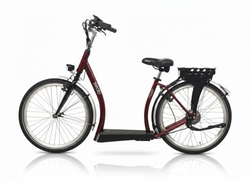 Loopfiets elektrisch Sitgo Classic tweewielige zitfiets in bordeauxrood met lage instap, zadel en brede treeplank voor ouderen en mindervaliden.