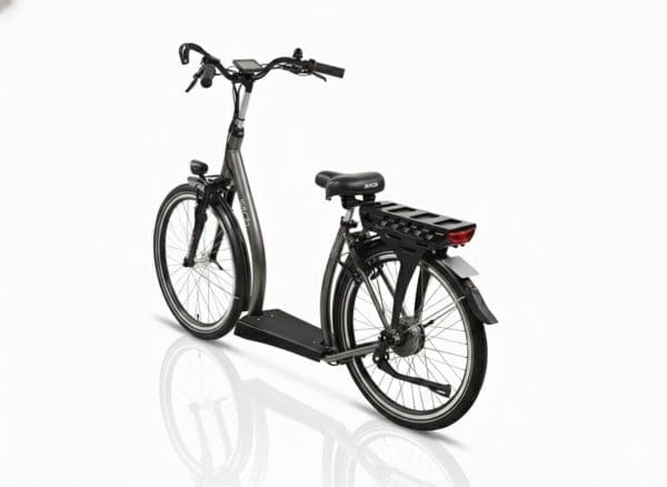 Antracietgrijze elektrische loopfiets Sitgo Ultimate met lage instap, zadel, brede treeplank en achterdrager op witte achtergrond.