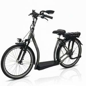 Antracietgrijze elektrische zitfiets Sitgo Ultimate met lage instap, brede treeplank en comfortabel zadel voor mindervaliden en ouderen.