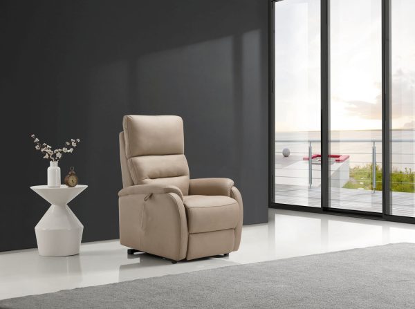 Sta-op stoel Modena met 4 motoren in taupe stof in moderne woonkamer bij raam met zeezicht
