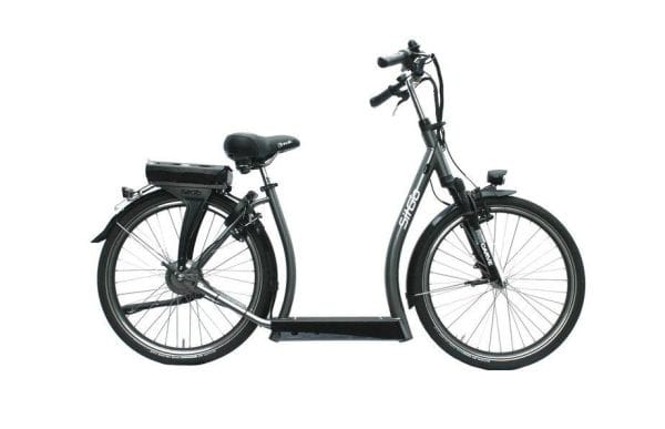 Grijze elektrische loopfiets Sitgo Classic met lage instap, zadel en recht stuur, zijaanzicht tegen witte achtergrond.