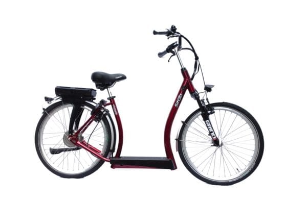Rode elektrische loopfiets Sitgo Classic met lage instap, zadel, accu achterdrager en 24 inch wielen op witte achtergrond.