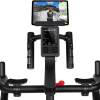VirtuFit ETAPPE 2.0i indoor cycle met trainingscomputer, verstelbaar race-stuur en tablet met Kinomap trainingsapp gekoppeld.
