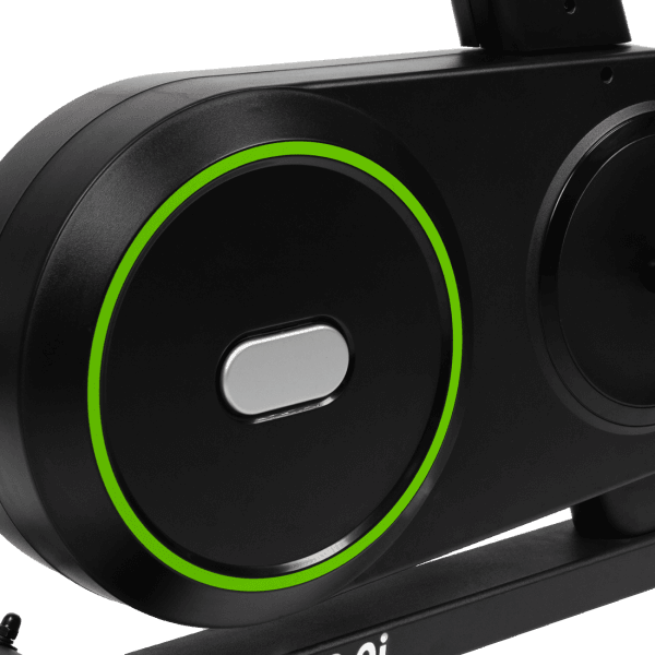 Zijaanzicht vliegwielbehuizing van de VirtuFit ETAPPE 2.0i indoor cycle met zwarte afwerking en groene accentring.