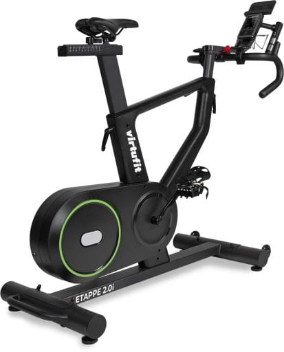 VirtuFit ETAPPE 2.0i indoor cycle bike, zwarte spinningfiets met verstelbaar zadel, multigrip stuur en tablethouder voor intensieve thuisworkouts.