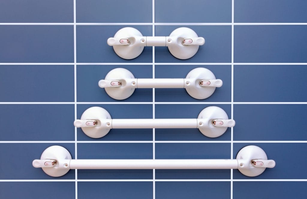 Mobeli wandbeugel met zuignap in verschillende lengtes op blauwe badkamertegels voor extra ondersteuning.