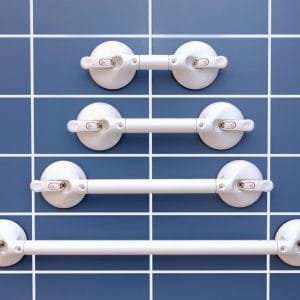 Mobeli wandbeugel met zuignap in verschillende lengtes op blauwe badkamertegels voor extra ondersteuning.