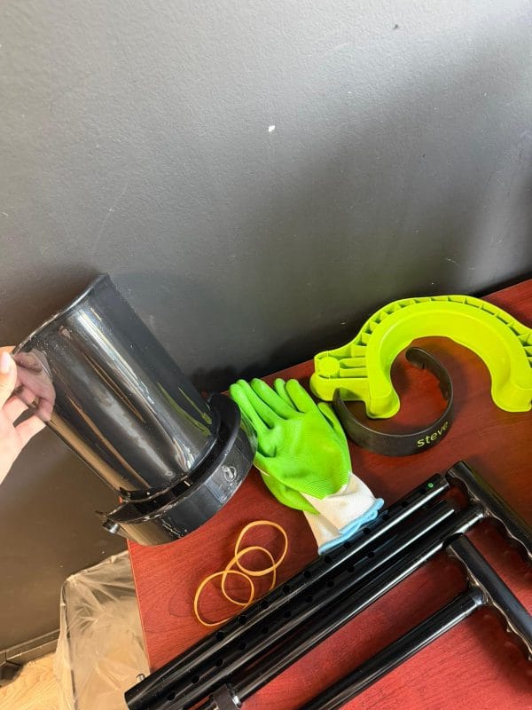 Steve+ aantrekhulp voor steunkousen maat M met onderdelen, handschoenen en rubberen banden op tafel.