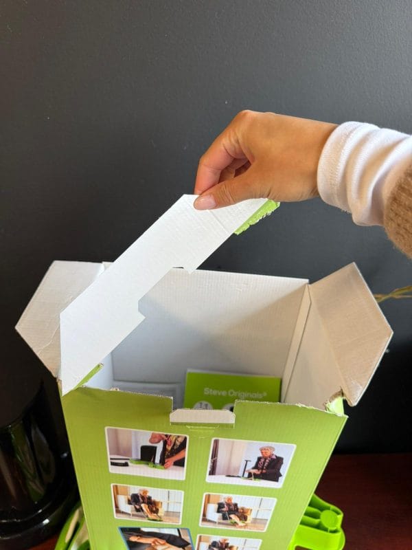 Beschadigde doos van de Steve+ aantrekhulp voor steunkousen maat M, als tweedekans product geleverd.