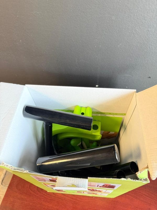 Tweedekans Steve+ aantrekhulp voor steunkousen maat M in geopende doos met zwarte onderdelen en groene houder.