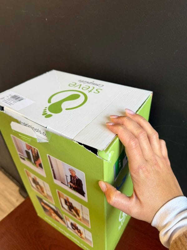 Beschadigde productdoos van Steve+ aantrekhulp voor steunkousen in groen-witte verpakking, tweedekans maat M.