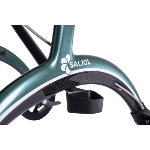 Detail van de groene Saljol Wide carbon rollator met frame, logo en geïntegreerde stokhouder aan de zijkant.