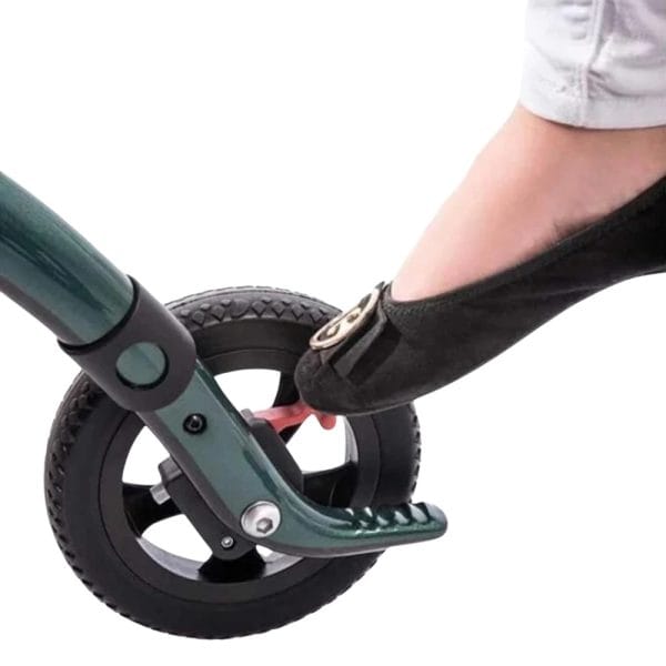 Saljol Carbon rollator Wide in groen met voet op de stoephulp bij het voorwiel voor eenvoudiger nemen van opstapjes.