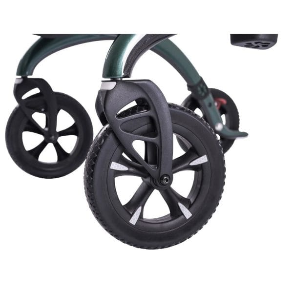 Groene Saljol Carbon rollator Wide met zachte zwarte all-terrain wielen in close-up voor extra rijcomfort en stabiliteit.