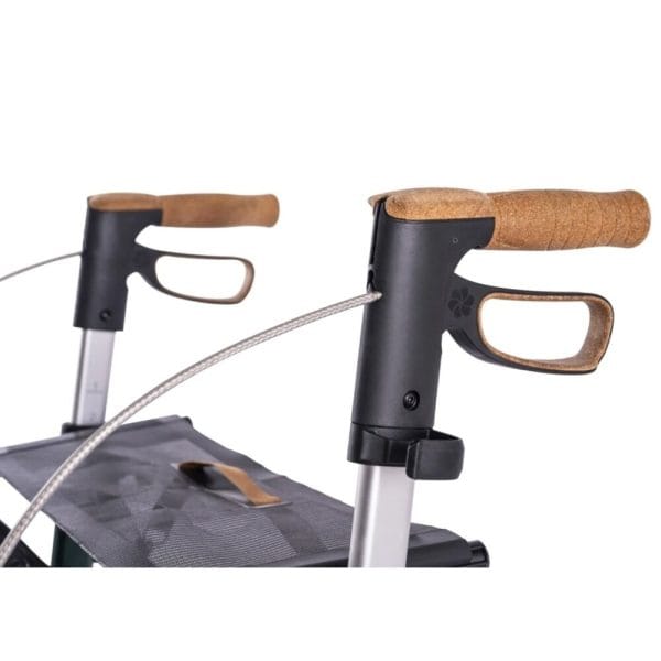 Saljol Wide carbon rollator met extra brede kurk handvatten en remgrepen in close-up op witte achtergrond.