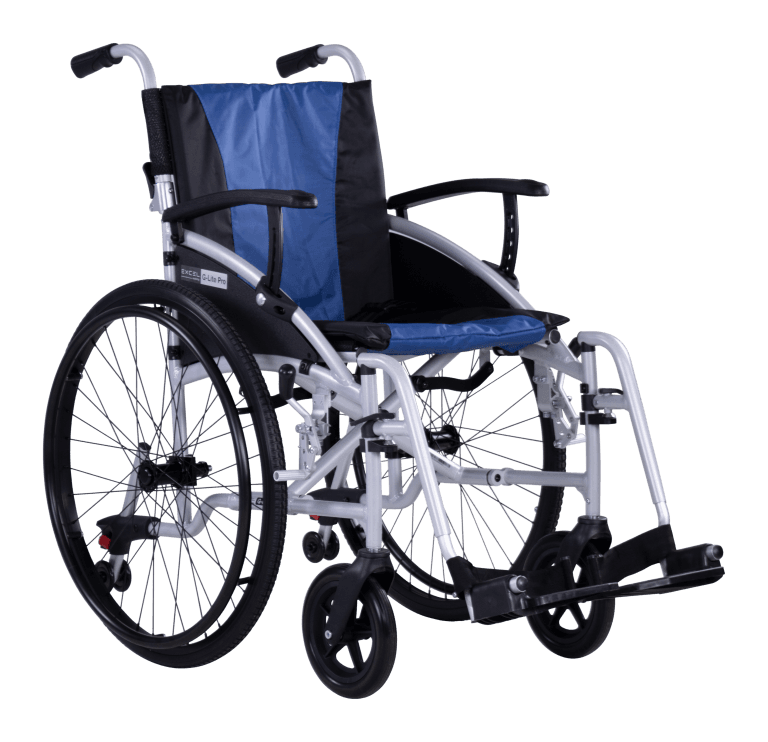 Rolstoel Excel G-Lite Pro met antikiep wielen, blauw-zwarte bekleding en lichtgewicht frame voor dagelijks gebruik