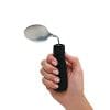 Norco verzwaarde lepel met zwart verdikt handvat, vastgehouden in de hand voor extra grip en controle tijdens het eten.