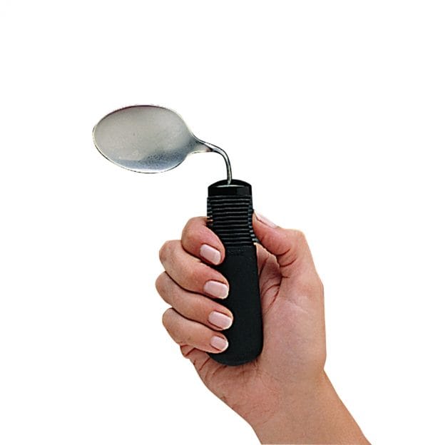 Norco verzwaarde lepel met zwart verdikt handvat, vastgehouden in de hand voor extra grip en controle tijdens het eten.