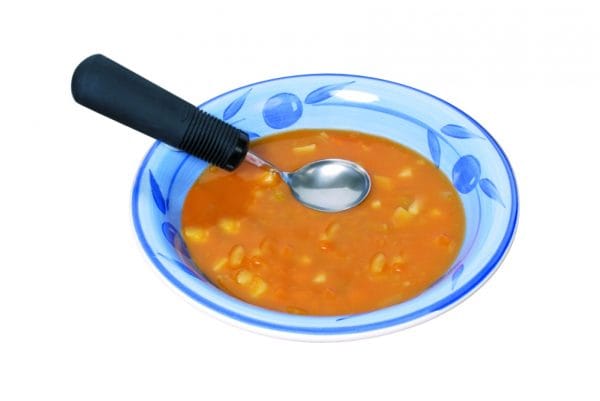 Norco verzwaarde soeplepel met dik zwart handvat in blauwe kom met soep, geschikt voor meer controle tijdens het eten