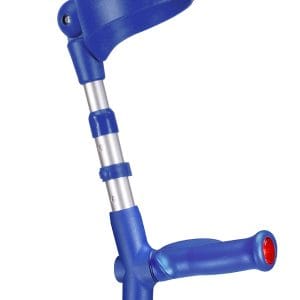 Blauwe elleboogkruk met gesloten manchet en zacht anatomisch handvat, verstelbaar en geschikt tot 150 kg.