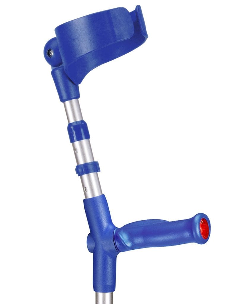 Blauwe elleboogkruk met gesloten manchet en zacht anatomisch handvat, verstelbaar en geschikt tot 150 kg.