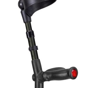 Zwarte elleboogkruk met gesloten manchet, zacht anatomisch handvat en reflector voor stabiele ondersteuning bij lopen.