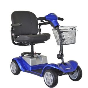 Blauwe demontabele scootmobiel Kymco Mini LS+ met mand voorop en comfortabele stoel met armleuningen.