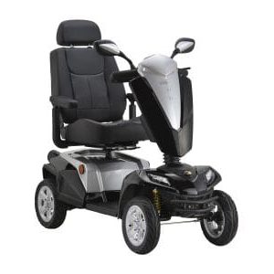 Kymco New Maxer zwarte 4-wiel scootmobiel met luxe verstelbare stoel, hoofdsteun en spiegels voor comfortabele ritten.