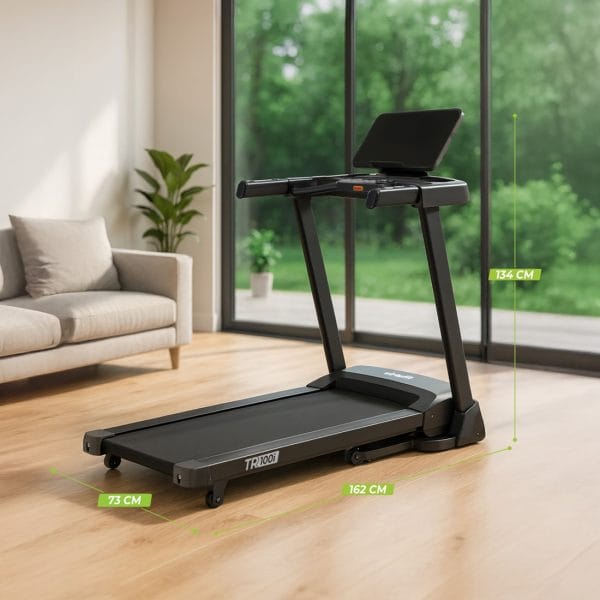 VirtuFit TR100i loopband model 2026 in zwart met afmetingen 162 x 73 x 134 cm, opgesteld in een woonkamer.